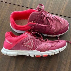 Reebok Pink Athletic Shoes Breathable Mesh Design-EUC